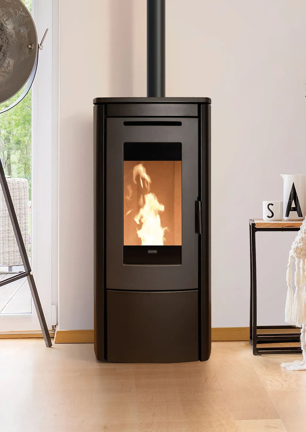 Installation d’un poêle à granulés KLOVER par Flammes & Cie