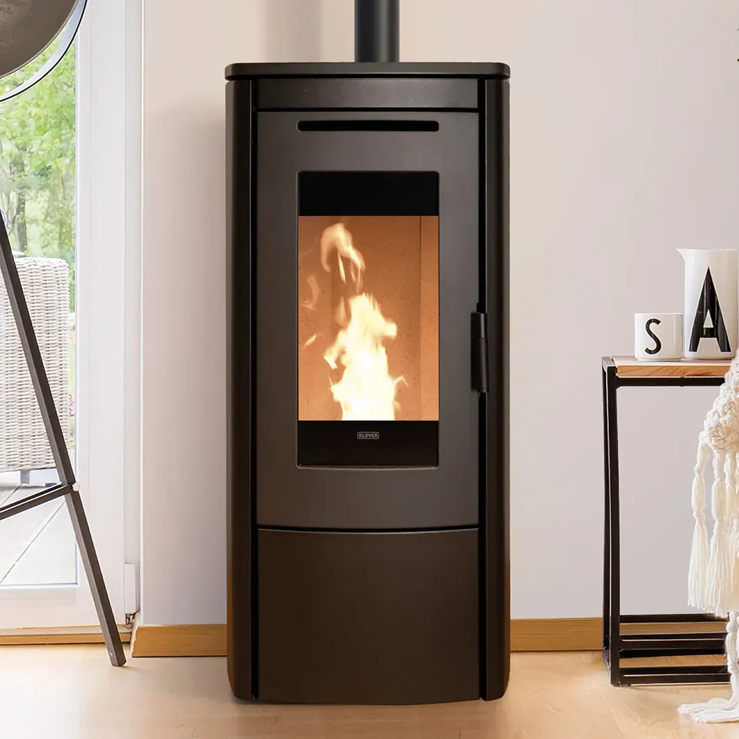 Installation d’un poêle à granulés KLOVER par Flammes & Cie