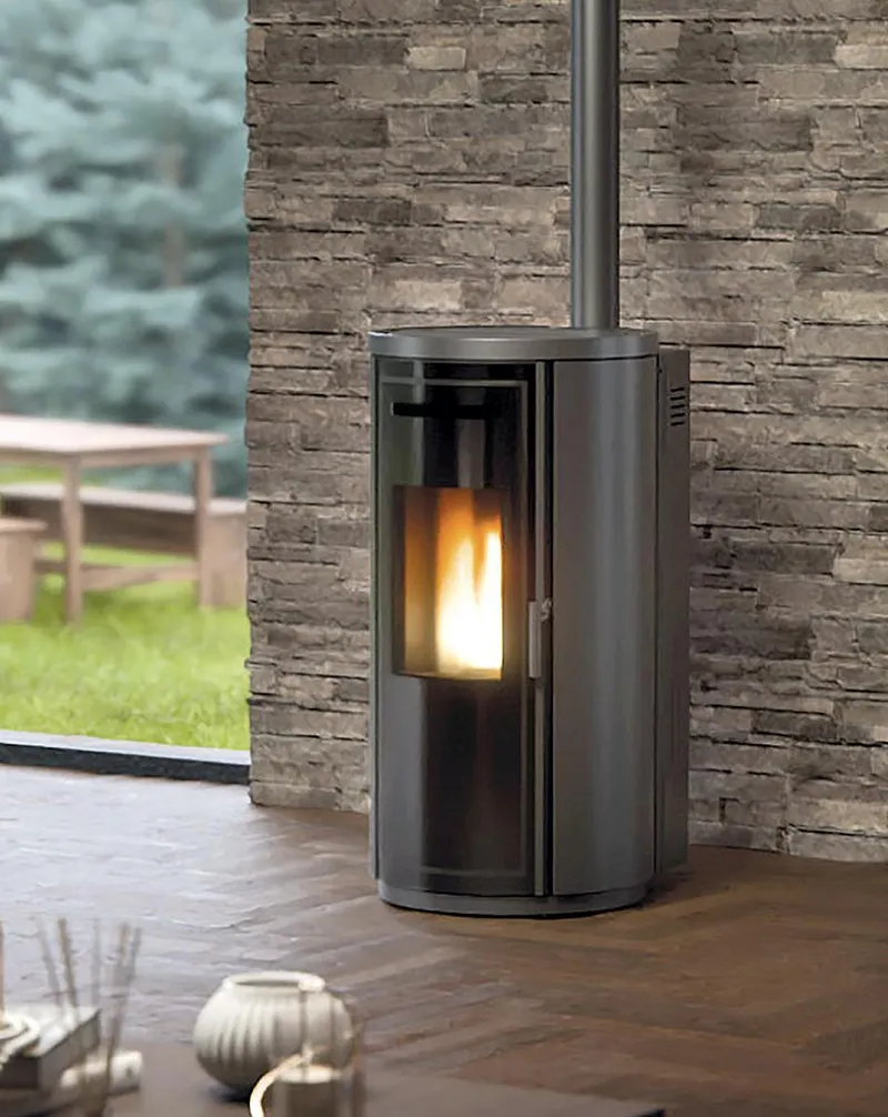 Installation d’un poêle à granulés KLOVER par Flammes & Cie