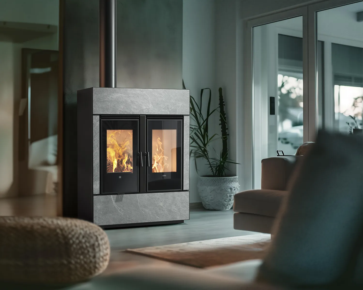 Poêle à bois KLOVER Dual Air avec diffusion d’air chaud, installé par Flammes & Cie